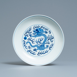 Un plat en porcelaine de Chine en bleu et blanc à décor d'un dragon, marque et époque de Tongzhi