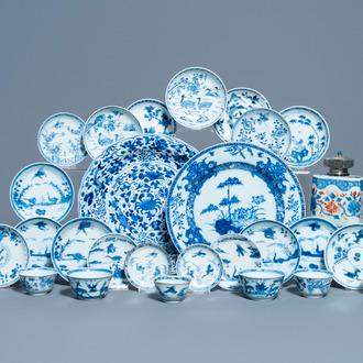Dix-huit soucoupes, sept tasses, deux plats et une boîte à thé en porcelaine de Chine en bleu et blanc, Kangxi/Qianlong