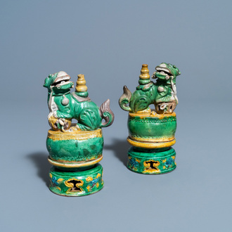 Een paar Chinese sancai-geglazuurde wierookstokhouders in de vorm van boeddhistische leeuwen, Ming