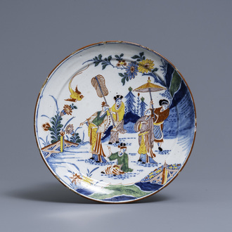 Une assiette en faïence de Delft polychrome à décor de chinois dans un jardin, 18ème