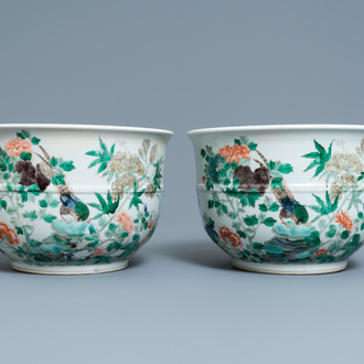 Une paire de jardinières en porcelaine de Chine famille verte, 19ème