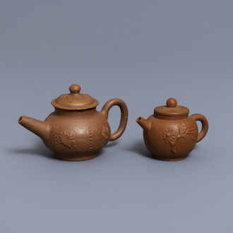 Twee Delftse theepotten met deksels in rood aardewerk, ca. 1700