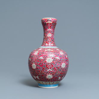 Un vase de forme bouteille en porcelaine de Chine à fond rouge de rubis, marque de Qianlong, 19/20ème