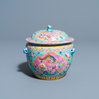 Un bol couvert de type 'kamcheng' en porcelaine de Chine famille rose pour le marché Straits ou Peranakan, 19ème