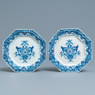 Une paire d'assiettes de forme octagonale en faïence de Delft en bleu et blanc, 18ème