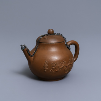 Een Delftse theepot met deksel in rood aardewerk, ca. 1700