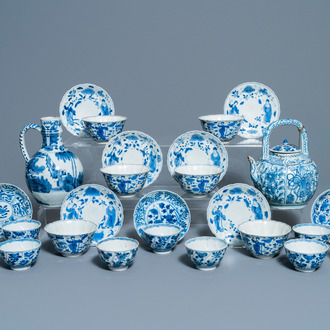 Une collection de tasses et soucoupes et deux verseuses en porcelaine de Chine et de Japon en bleu et blanc, Wanli et après