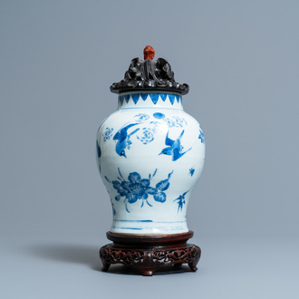 Een Chinese blauw-witte vaas met vogels bij bloesems, Transitie periode