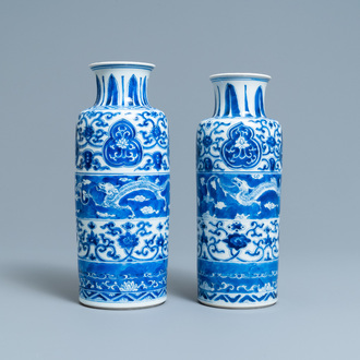 Twee Chinese blauw-witte rouleau vazen met horizontale vlakverdeling met draken, Kangxi