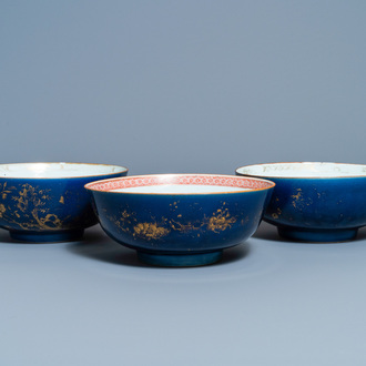 Drie Chinese monochrome blauwe kommen met verguld decor, Kangxi