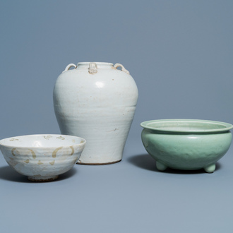 Un vase et un bol en porcelaine de Chine dite 'de Swatow' et un brûle-parfum en céladon monochrome, Ming et après