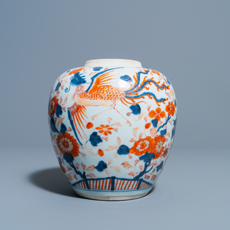 Een Chinese Imari-stijl pot met kylins en feniksen, Kangxi