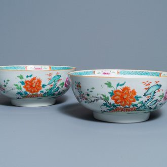 Une paire de bols en porcelaine de Chine famille rose, Qianlong