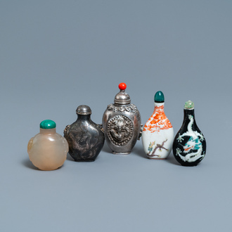 Five Chinese agate, porcelain and silver snuff bottles, 19/20th C.