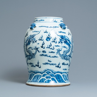Un vase en porcelaine de Chine en bleu et blanc à décor de dragons, 19ème