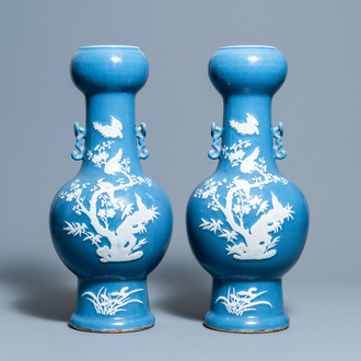 Une paire de vases en porcelaine de Chine en bleu monochrome décorés en engobe blanche, Chine, 19ème