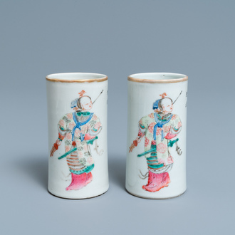 Une paire de pots à pinceaux en porcelaine de Chine famille rose à décor 'Wu Shuang Pu', marque et époque de Daoguang