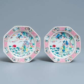 Une paire d'assiettes de forme octagonale en porcelaine de Chine famille rose, Yongzheng