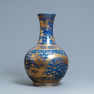 Un grand vase bouteille en porcelaine de Chine bleu monochrome à décor doré de dragons et phénix, marque et époque de Guangxu