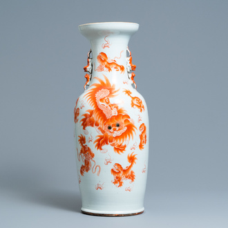 Un vase en porcelaine de Chine à décor de lions bouddhistes en rouge de fer, 19ème