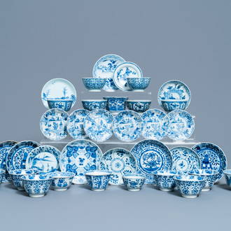 18 Chinese blauw-witte schotels en 17 koppen, Kangxi en later