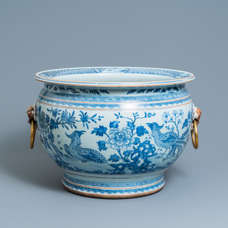 Un grand aquarium en porcelaine de Chine en bleu et blanc aux anneaux en bronze doré, Qianlong