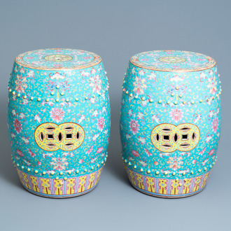 Une paire de tabourets en porcelaine de Chine famille rose sur fond turquoise, 19ème