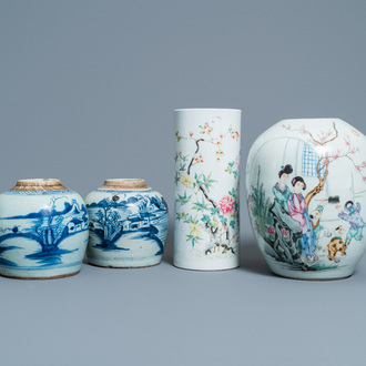 Une paire de jarres en porcelaine de Chine en bleu et blanc, un porte-chapeau et un pot à gingembre en famille rose, 18/19ème