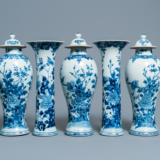 Een Chinees vijfdelig blauw-wit kaststel met floraal decor, Qianlong