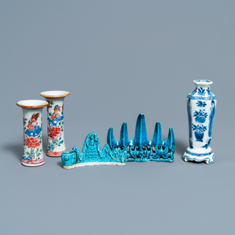 Drie Chinese famille rose en blauw-witte vaasjes en twee turquoise penselenrusten, Kangxi/Qianlong