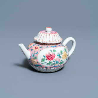 Een Chinese famille rose theepot met deksel, Yongzheng