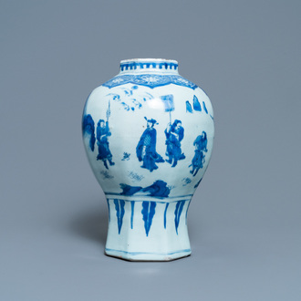 Un vase en porcelaine de Chine en bleu et blanc à décor de figures dans un paysage, époque Transition