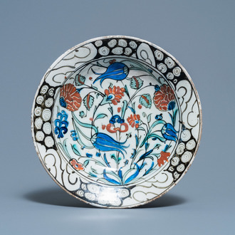 Een Iznik schotel met tulpen en anjers, Turkije, ca. 1600