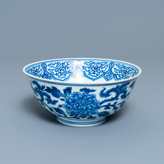 Een Chinese blauw-witte kom met pioenslingers, Xuande merk, Kangxi