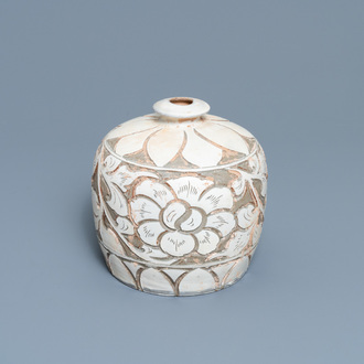 Un vase en grès de type Cizhou de forme 'meiping coupé' à décor sgraffiatio, Song/Ming