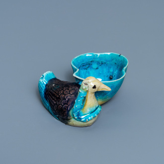 Un compte-gouttes en forme de canard et fleur de lotus en porcelaine de Chine émaillée aubergine et turquoise, Kangxi