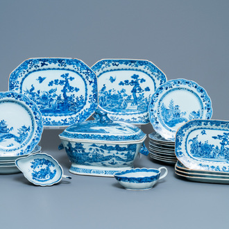 Een samengesteld 25-delig blauw-wit Chinees servies, Qianlong