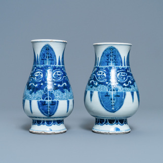 Une paire de vases en porcelaine de Chine en bleu et blanc à décor de taotie, Kangxi