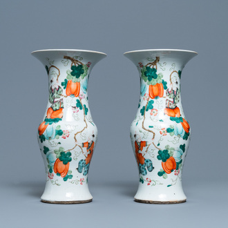 Une paire de vases en porcelaine de Chine famille rose à décor de garçons auprès de citrouilles, 19ème
