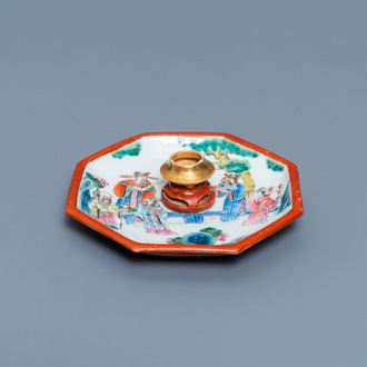 Een Chinese octagonale famille rose wierookstokhouder met miniatuur wierookbrander, 19e eeuw