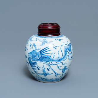 Un pot en porcelaine de Chine en bleu et blanc à décor d'un dragon et d'un phénix, marque de Chenghua, Kangxi