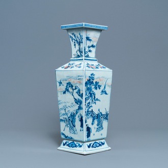 Un vase de forme carrée en porcelaine de Chine en bleu, blanc et rouge de fer, Kangxi