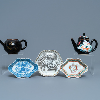 Deux théières en porcelaine de Chine famille noire, un pattipan et deux supports de cuillères, Yongzheng/Qianlong