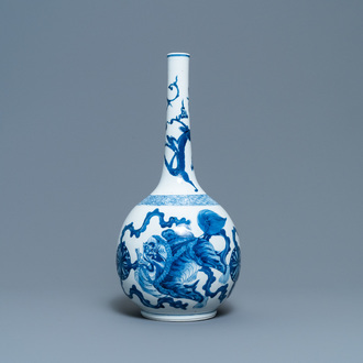 Un vase de forme bouteille en porcelaine de Chine en bleu et blanc à décor de lions bouddhistes, Kangxi
