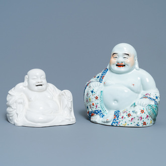 Une figure de Bouddha en porcelaine de Chine famille rose et une en blanc de Chine, 19/20ème