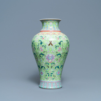 Un vase en porcelaine de Chine famille rose à fond de couleur vert lime, marque de Qianlong, 19/20ème