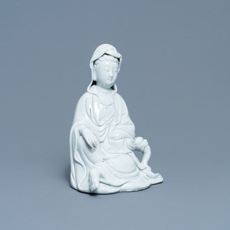 Une figure de Guanyin en porcelaine blanc de Chine de Dehua, 18/19ème