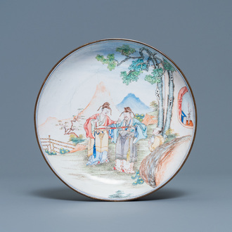 Une assiette en émaux de Canton à décor de lettrés, Qianlong