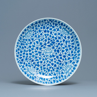 Un plat en porcelaine de Chine en bleu et blanc à décor de pivoines, 19ème