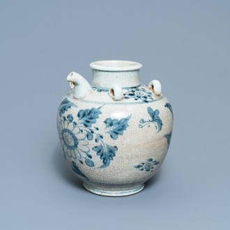 Une grande verseuse à vin en porcelaine de Chine en bleu et blanc dite 'de Swatow', Ming